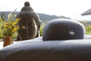 a statue of a head with a vase of flowers at Naturpension Max-Hütte in Breitenbrunn