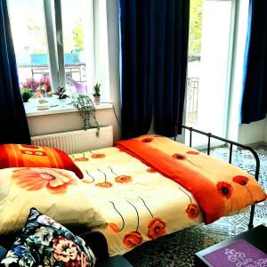 1 dormitorio con 2 camas con flores en Apartament u Olechny 3, en Bydgoszcz