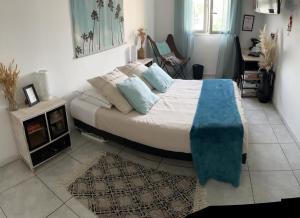 - une chambre avec un grand lit et un tapis dans l'établissement Villa Croix d Argent 15mn des plages, à Montpellier