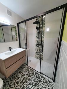 een badkamer met een douche, een wastafel en een bad bij Precioso piso totalmente reformado. in Gijón