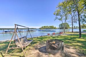 een schommel op het gras naast het water bij Spring City Home Lakefront Boating Getaway! in Spring City