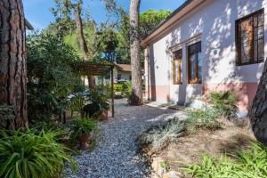 einen Weg zu einem Haus mit Bäumen und Pflanzen in der Unterkunft Villa Perondi in Lido di Camaiore