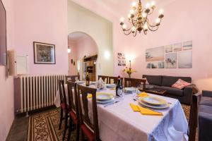 uma sala de jantar com uma mesa e um sofá em Villa Perondi em Lido di Camaiore