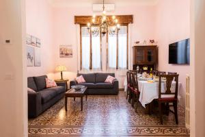 uma sala de estar com uma mesa e uma sala de jantar em Villa Perondi em Lido di Camaiore