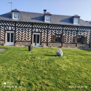 budynek z trawnikiem przed nim w obiekcie Maison Normande w mieście Beuzeville