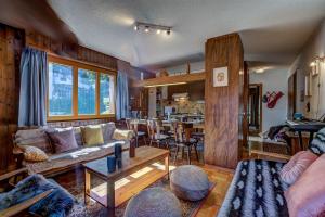 a living room with a couch and a table at Appartement Savoleyres 31 in La Tzoumaz