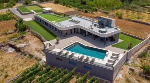 Ett flygfoto av NEW! Luxury Villa Madre with 5 en-suite bedrooms, heated 72sqm Mineral pool, Whirlpool, outdoor Gym, Playground
