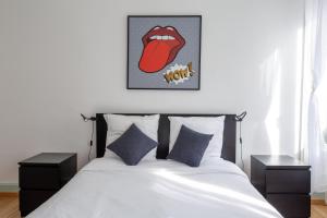 ein Schlafzimmer mit einem Bett mit einem Mund an der Wand in der Unterkunft Travel Homes - Le Carls 1 spacieux, moderne, équipé in Mulhouse
