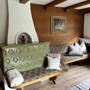 ein Wohnzimmer mit einem Sofa und einem Tisch in der Unterkunft Ferienwohnung Waldblick in Kramsach