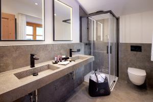 a bathroom with two sinks and a shower at Chalet Gletscherblick in Sankt Anton am Arlberg