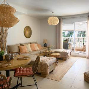 een woonkamer met een bank en een tafel bij Modern apartment directly on the beach with WiFi and air conditioning in El Campello