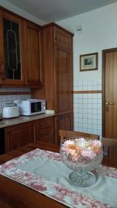 - une cuisine avec un bol de fleurs sur une table dans l'établissement Il Gelsomino, à Quarrata