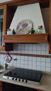 une plaque sur une étagère au-dessus d'un comptoir de cuisine dans l'établissement Il Gelsomino, à Quarrata