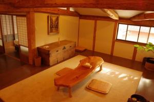 壹岐的住宿－島宿糸，享有带长凳和浴缸的客厅的顶部景致。