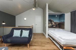 una camera con letto e sedia blu di Im-Jaich Naturoase Gustow a Gustow