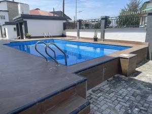 ein großer Pool mit aicrobialicrobialicrobialicrobial in der Unterkunft Jotani Living in Lagos