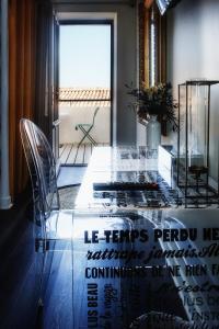 a glass table and chairs in a room with a window at Hotel Napoleon in Île dʼAix