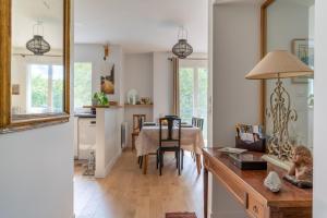a kitchen and dining room with a table and chairs at Appartement proche centre ville et face a l Erdre in Nantes
