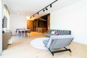 Χώρος καθιστικού στο The Tourist 2BD/2BH APT, terrace+parking, by Cohost