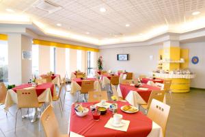 Makanan di atau berdekatan hotel