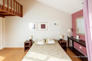 1 dormitorio con 1 cama con 2 almohadas en Maison de 6 chambres avec jardin amenage et wifi a Lametz, en Lametz