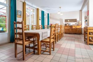 comedor con mesa y sillas en Maison de 6 chambres avec jardin amenage et wifi a Lametz, en Lametz