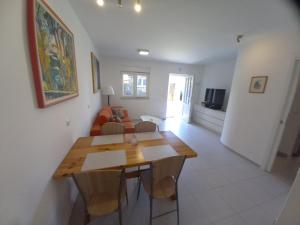 una sala da pranzo con tavolo e sedie in legno di Apartment Ariela a Rovigno (Rovinj)