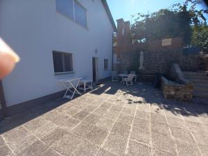 un patio con sedie e tavolo e un edificio di Apartment Ariela a Rovigno (Rovinj)