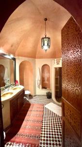 uma grande casa de banho com um lavatório e um espelho em Riad Rêves D'orient & Spa em Marrakech