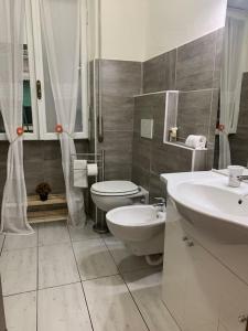 La salle de bains est pourvue de toilettes et d'un lavabo. dans l'établissement Appartamento Santa Teresa, fiera/centro Verona, à Vérone