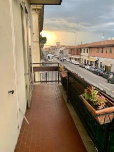 Elle comprend un balcon offrant une vue sur une rue de la ville. dans l'établissement Appartamento Santa Teresa, fiera/centro Verona, à Vérone