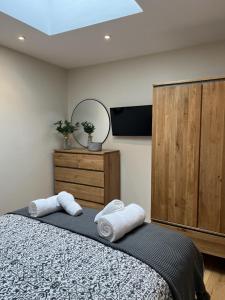 una camera da letto con un letto e asciugamani di Grayling Cottage ad Ambleside