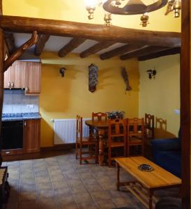 a kitchen and dining room with a table and chairs at Casa La Tornagua in Biescas