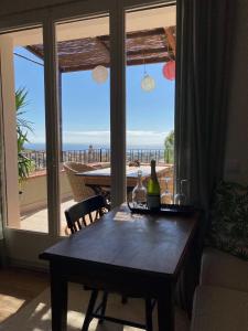 - une table à manger avec vue sur l'océan dans l'établissement Cozy place, big roof terrace & spectacular views., à Cabrils