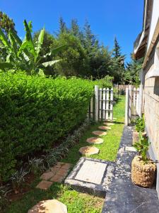 einen Garten mit einem Zaun und einem Pfad in der Unterkunft Kwinet Luxury Villa in Eldoret