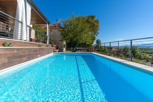 ein Pool an der Seite eines Hauses in der Unterkunft Villa Little Arya in Otok