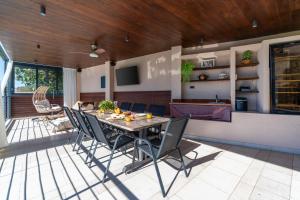 een eetkamer met een tafel en stoelen bij Villa Little Arya in Otok