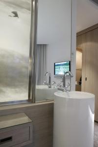 Ванна кімната в Le Grand Balcon Hotel