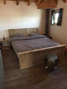 1 dormitorio con 1 cama grande y un osito de peluche en el suelo en Landgoed Versteegh nabij heerlijkheid Mariënwaerdt, en Beesd