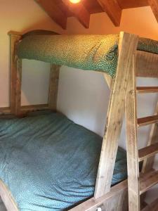 Bunk bed o mga bunk bed sa kuwarto sa Landgoed Versteegh nabij heerlijkheid Mariënwaerdt