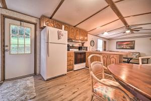 une cuisine avec un réfrigérateur blanc et une table dans l'établissement Quaint Cottage Overlooking Cherokee Reservoir, à Bean Station