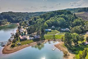 une vue aérienne d'une maison sur une île dans l'eau dans l'établissement Quaint Cottage Overlooking Cherokee Reservoir, à Bean Station