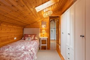 a bedroom in a log cabin with a bed at Espectacular apartamento de madera frente al río Ter - Camprodon in Camprodon