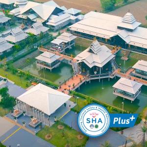 una vista aérea de un gran edificio con agua en Vathanagul Resort en Chiang Rai