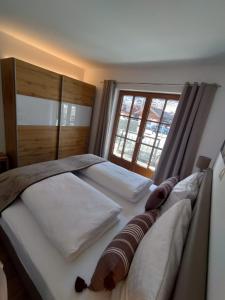 a bedroom with a large bed with a window at Hochalmbahnen Chalets Rauris 1-15 WE1, Maislaufeldweg 1o EG in Rauris