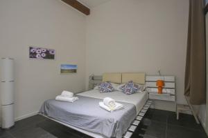 sypialnia z łóżkiem z ręcznikami w obiekcie Classy apartment in Mercato Centrale Firenze we Florencji +12 zdjęć