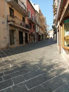 una calle adoquinada en una ciudad con edificios en Dimora Italia en Campobasso