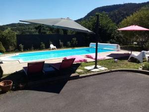 Bazén v ubytovaní Gîte "Le temps d'une pause" terrasse et piscine alebo v jeho blízkosti + 17 fotografií