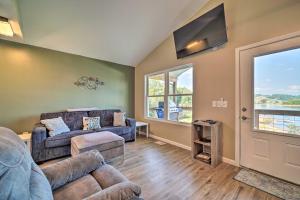 un salon avec un canapé et une télévision dans l'établissement Bean Station Cottage Unobstructed Lake Views, à Bean Station