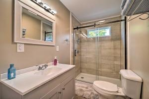 une salle de bain avec toilettes, lavabo et douche dans l'établissement Bean Station Cottage Unobstructed Lake Views, à Bean Station 20 autres photos